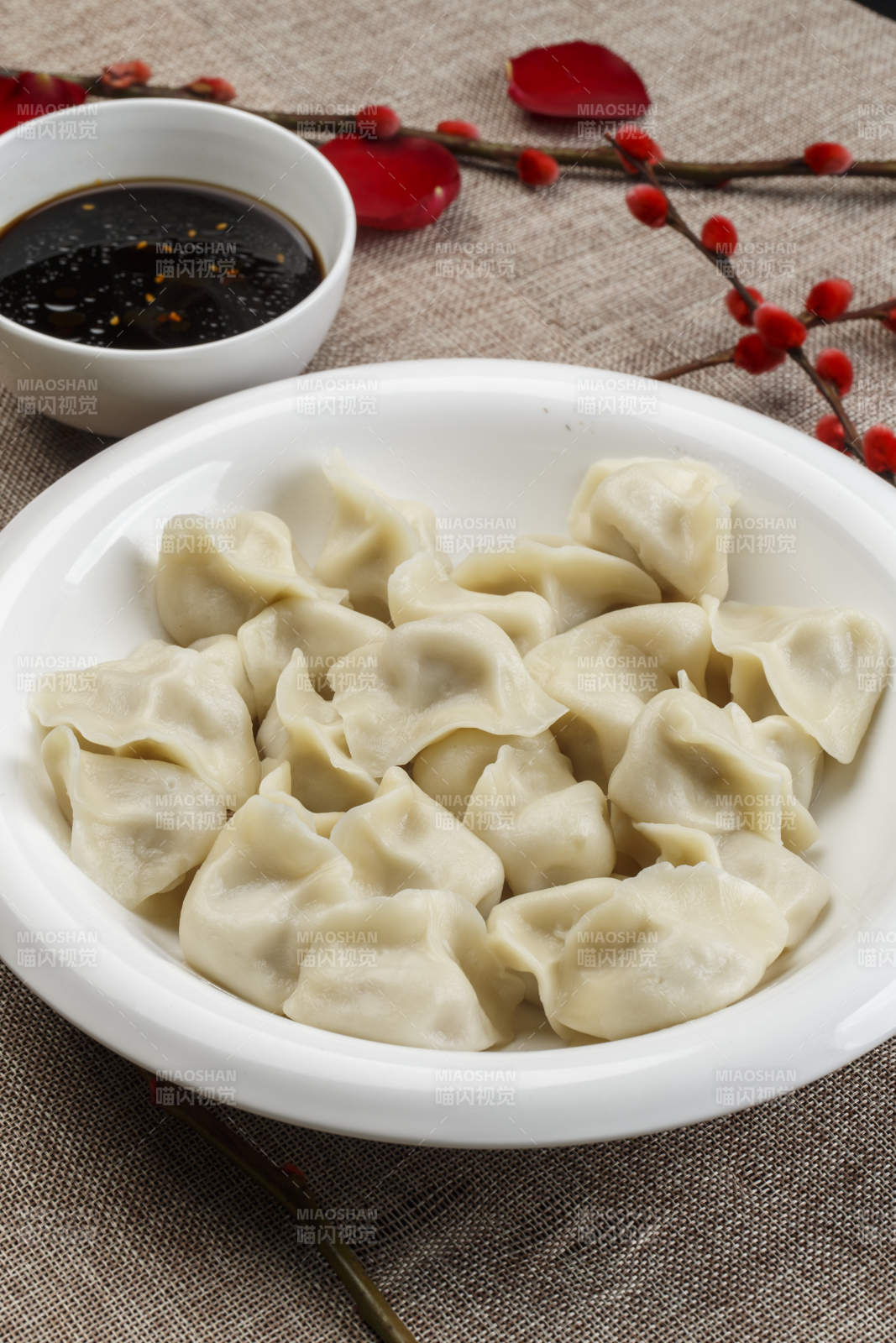 白色瓷盘装的手工猪肉水饺-摄影图