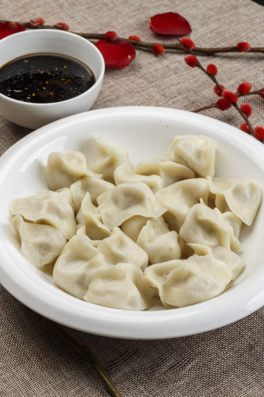 白色瓷盘装的手工猪肉水饺-摄影图