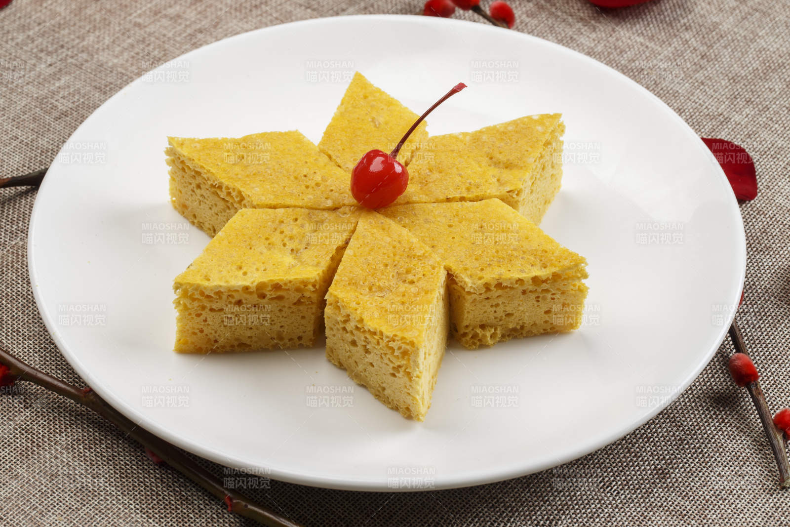 白色瓷盘装的粗粮发糕