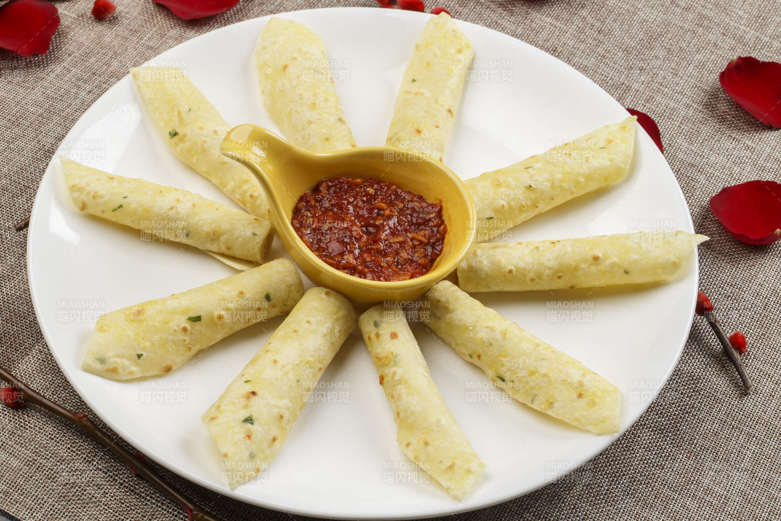 白色瓷盘装的蘸酱玉米饼