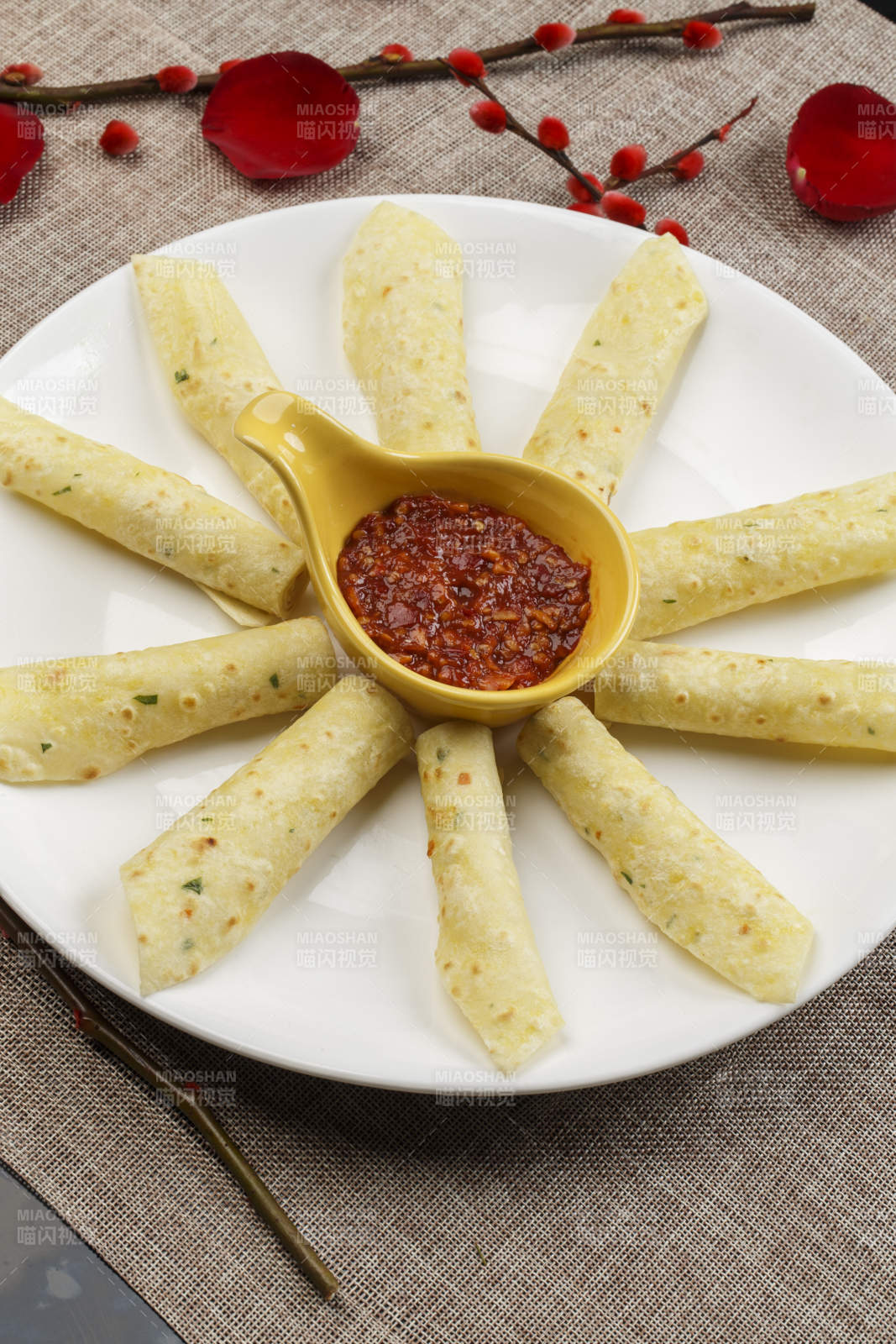 白色瓷盘装的蘸酱玉米饼