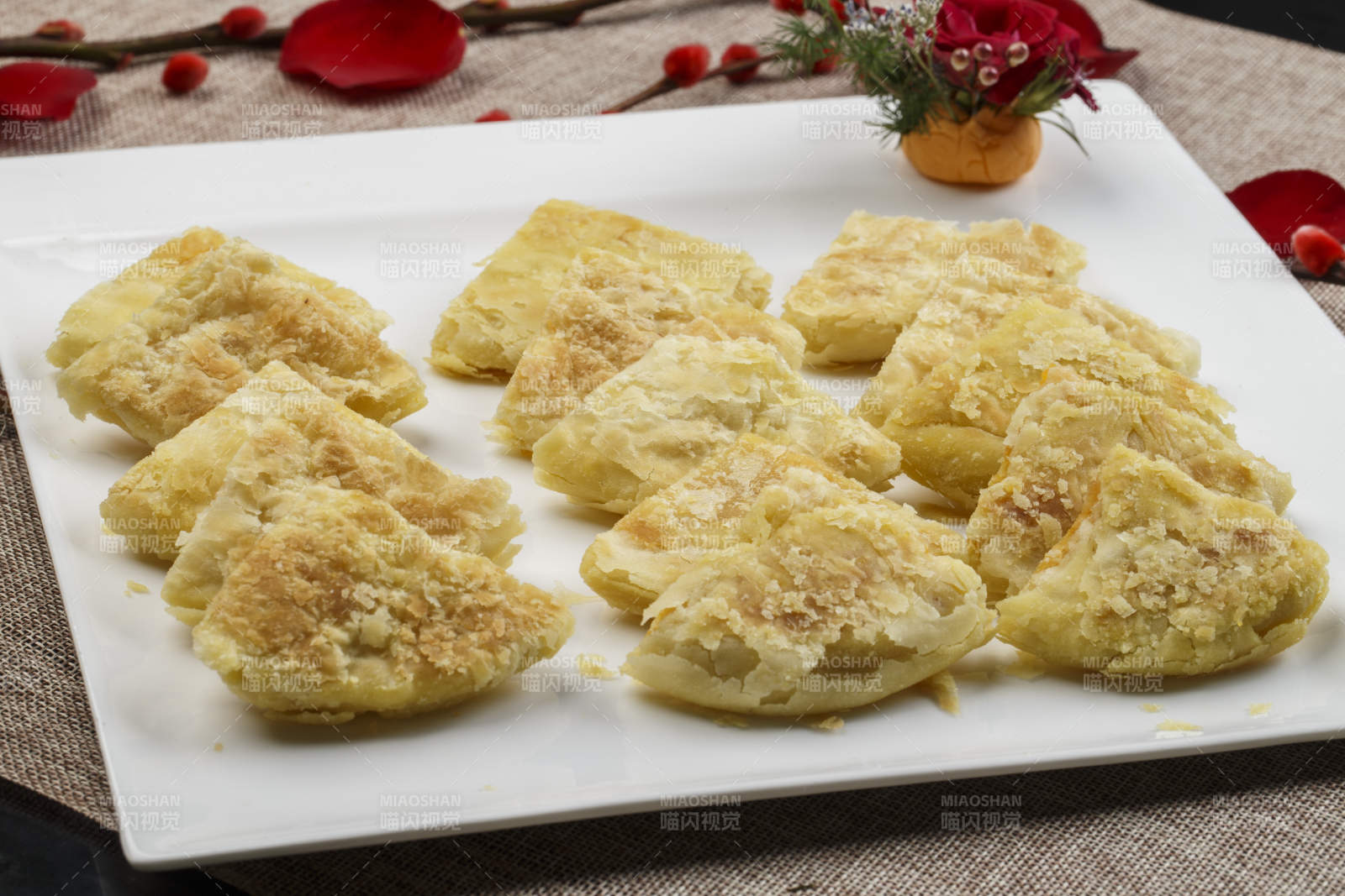 白色瓷盘装的起酥榴莲饼