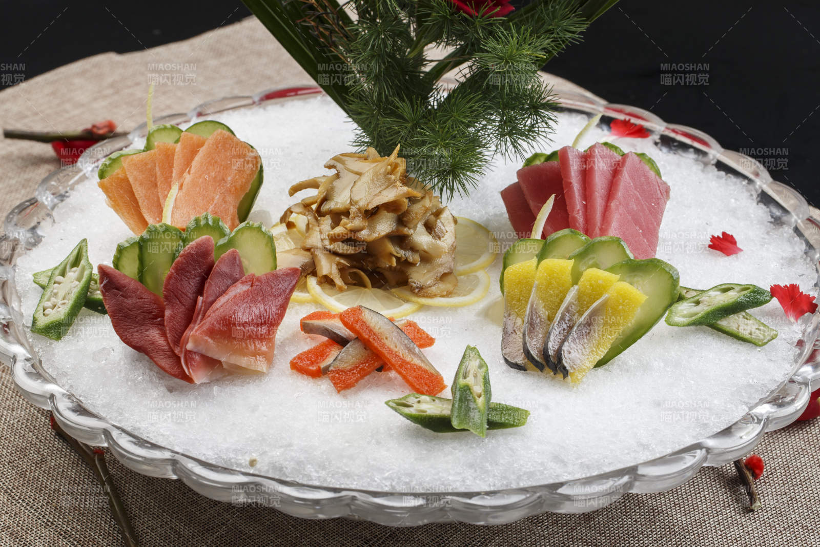 布满碎冰的餐具装的海鲜刺身