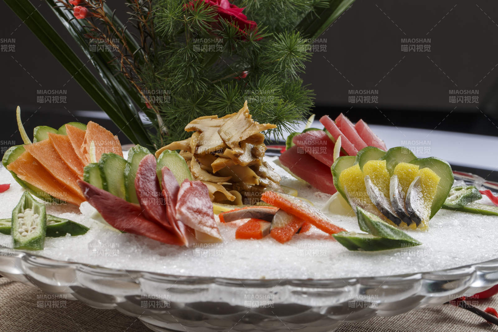 布满碎冰的餐具装的海鲜刺身