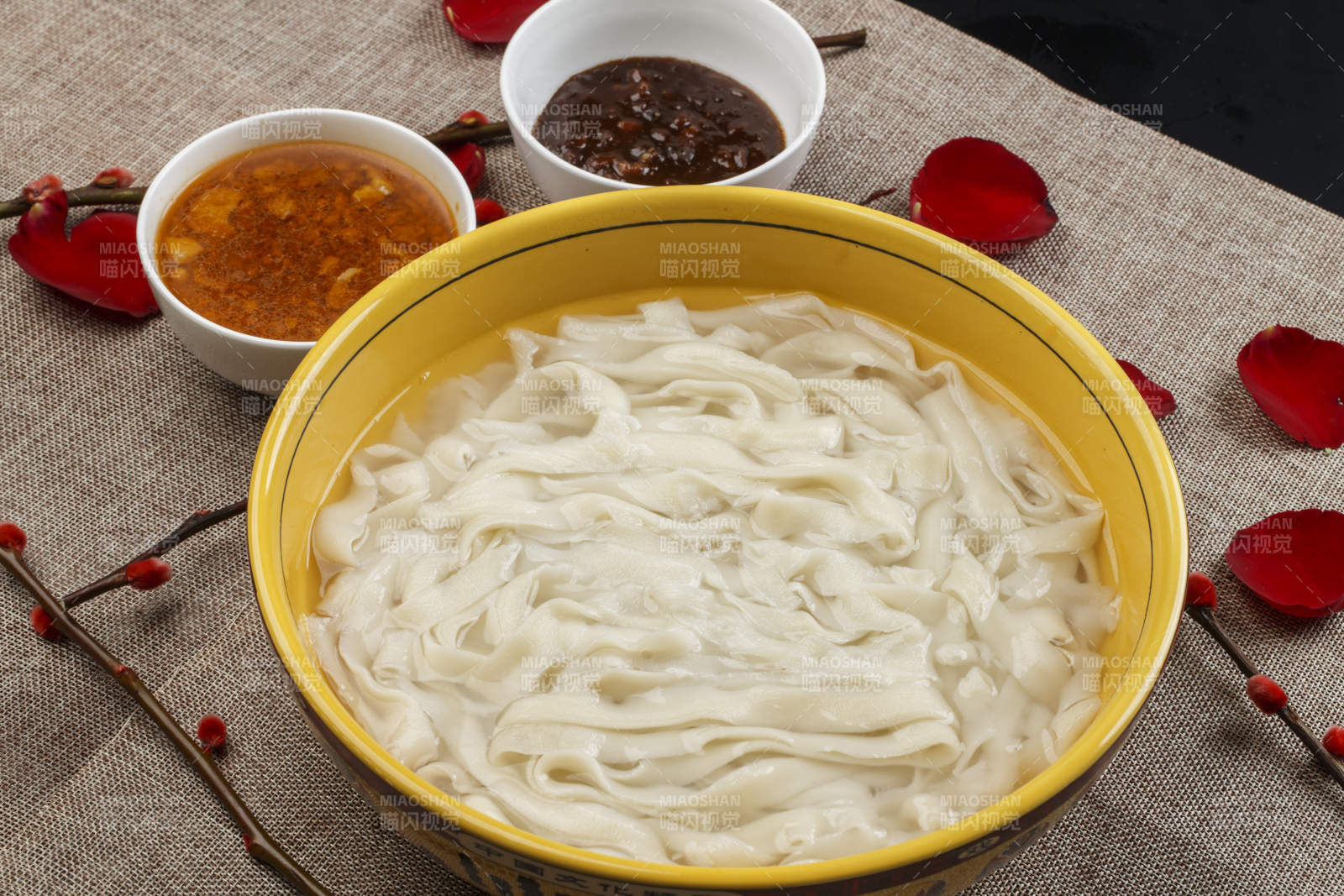 黃色瓷盆裝的過水面條