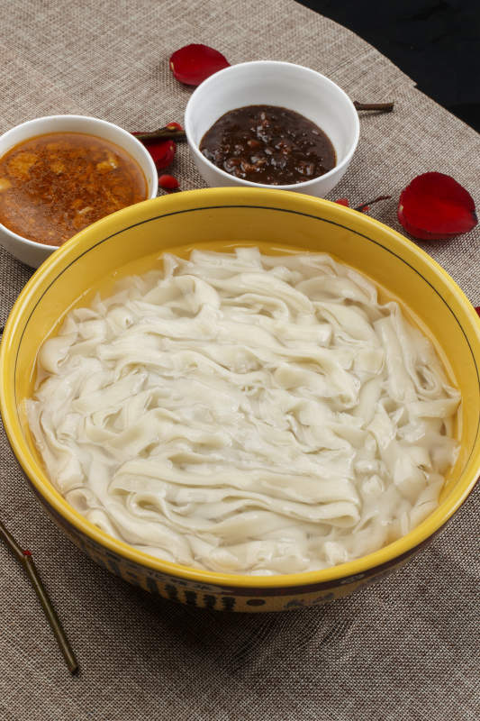 黃色瓷盆裝的過水面條