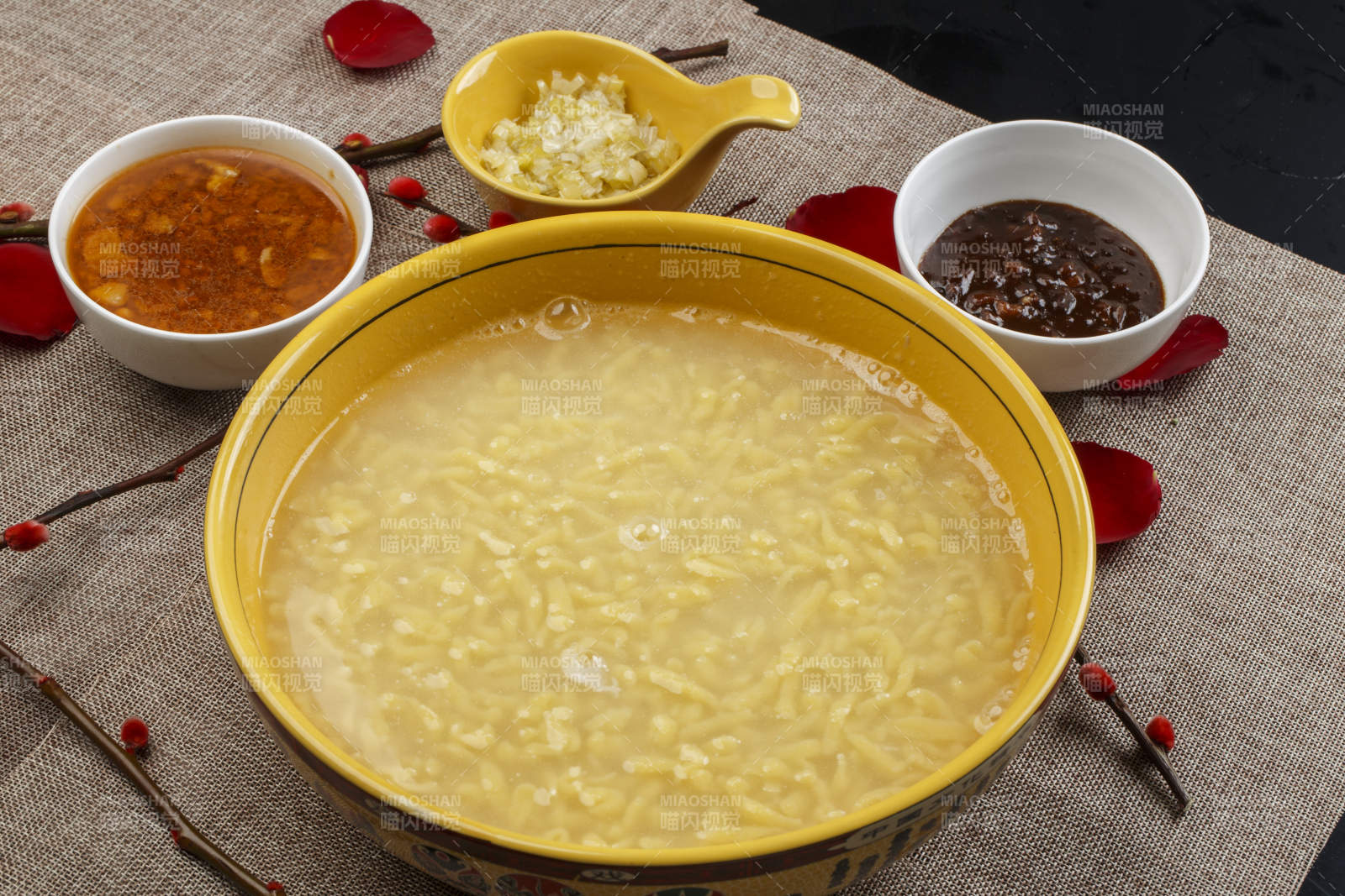 黄色瓷盆装的浓汤豌豆粉