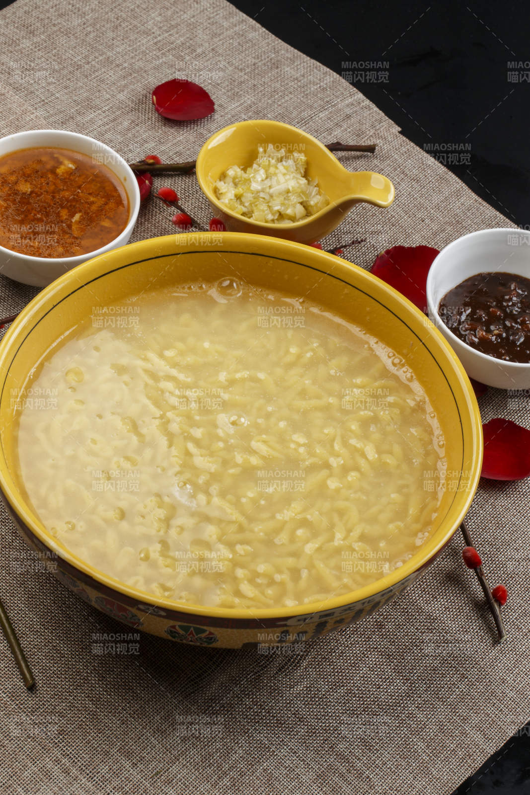 黄色瓷盆装的浓汤豌豆粉