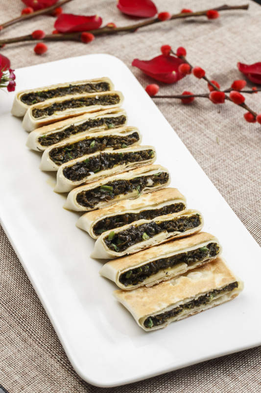 白色瓷盘装的鸡蛋野菜馅馅饼