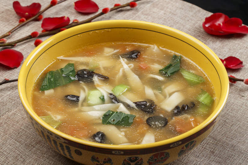 黃色瓷盆裝的西紅柿面片湯
