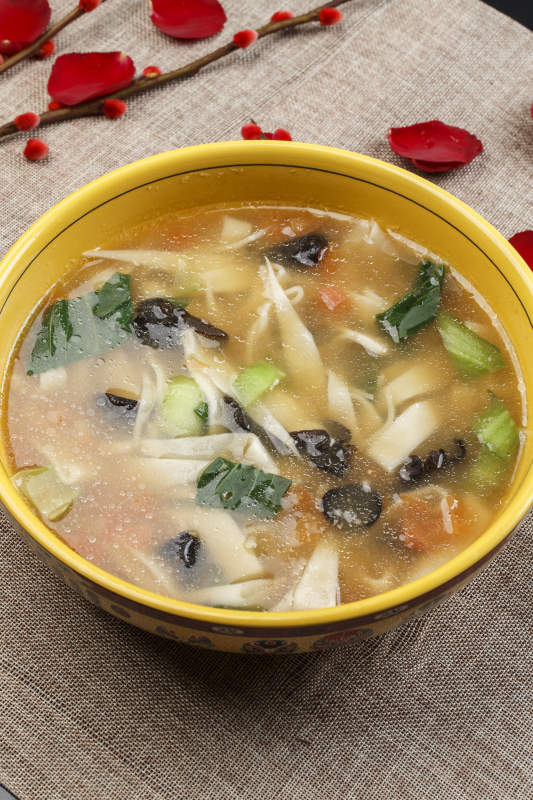 黃色瓷盆裝的西紅柿面片湯