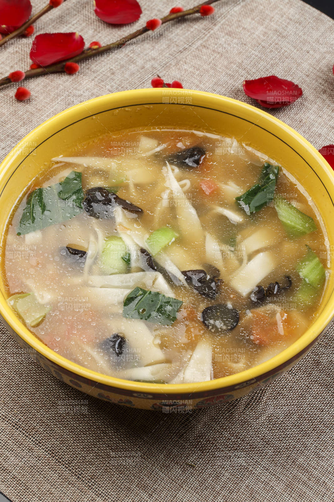 黃色瓷盆裝的西紅柿面片湯