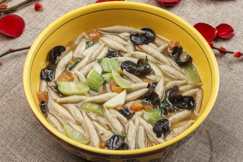 黃色瓷盆裝的生下魚