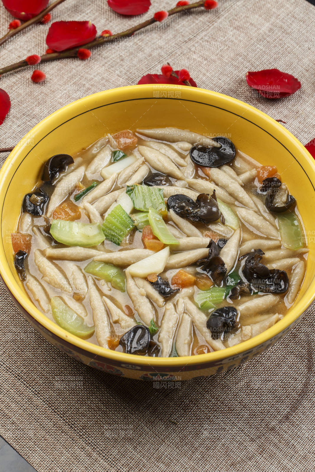 黃色瓷盆裝的生下魚