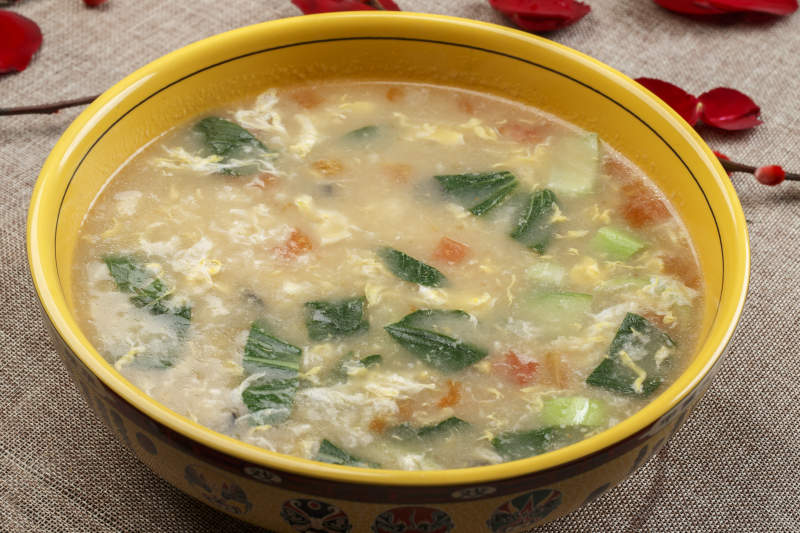 黄色瓷盆装的大众美食疙瘩汤