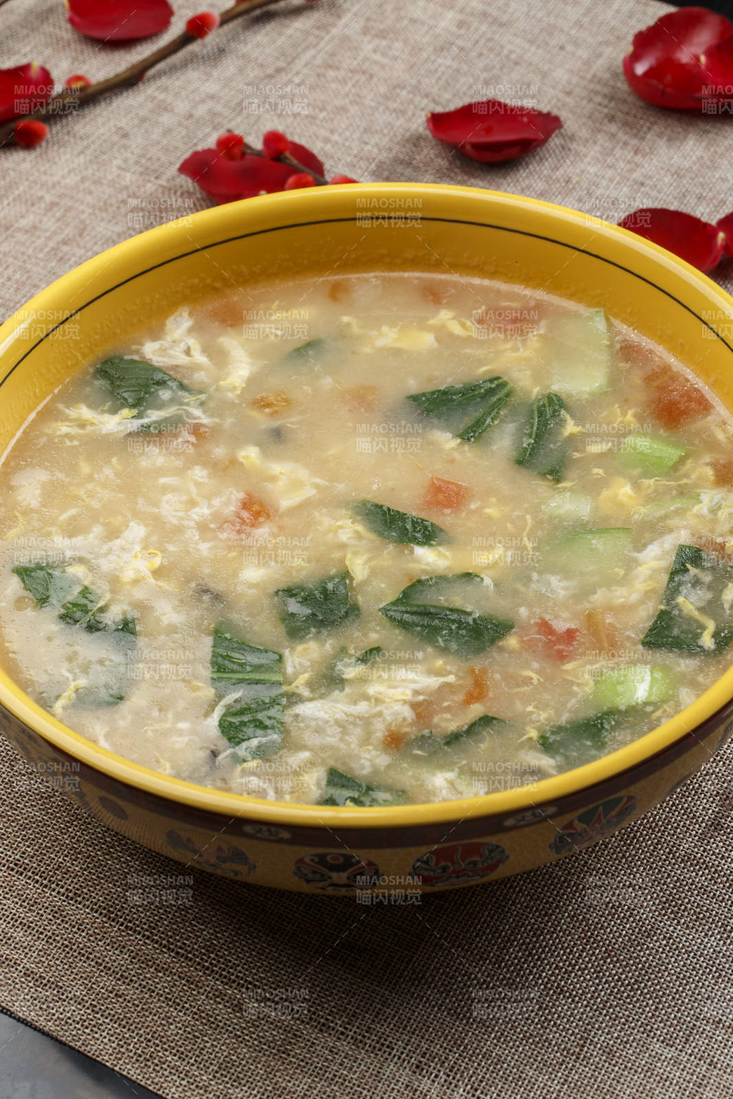 黄色瓷盆装的大众美食疙瘩汤