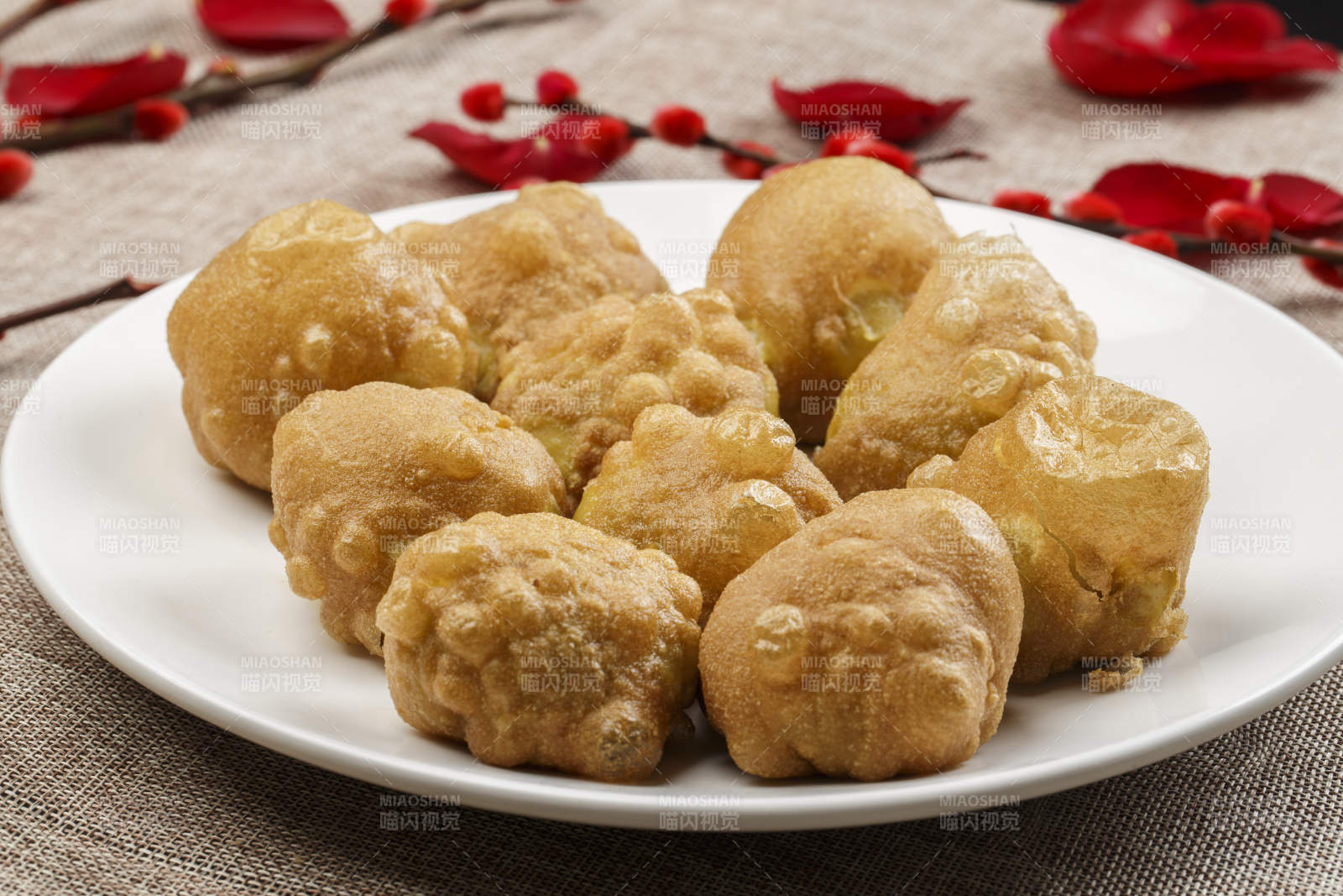白色瓷盤(pán)裝的油炸糕