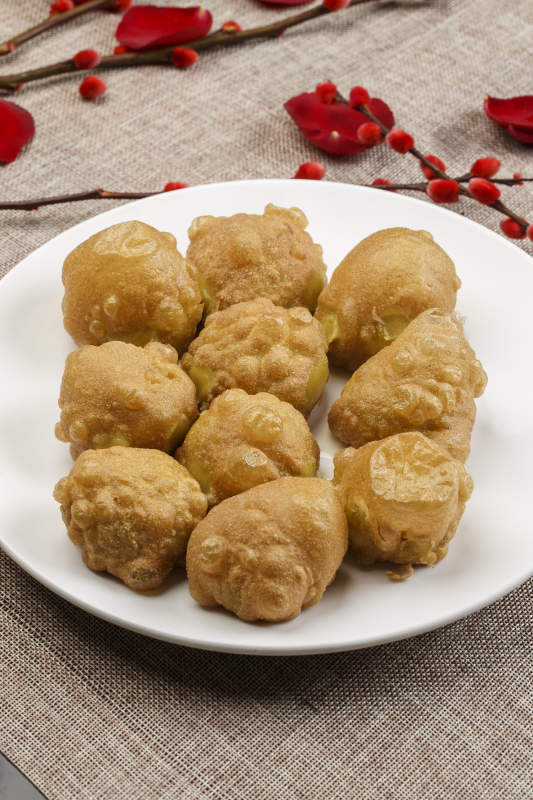 白色瓷盤裝的油炸糕