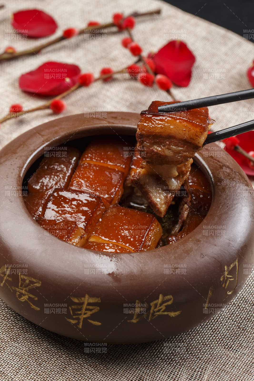 陶罐餐具装的秘制东坡肉