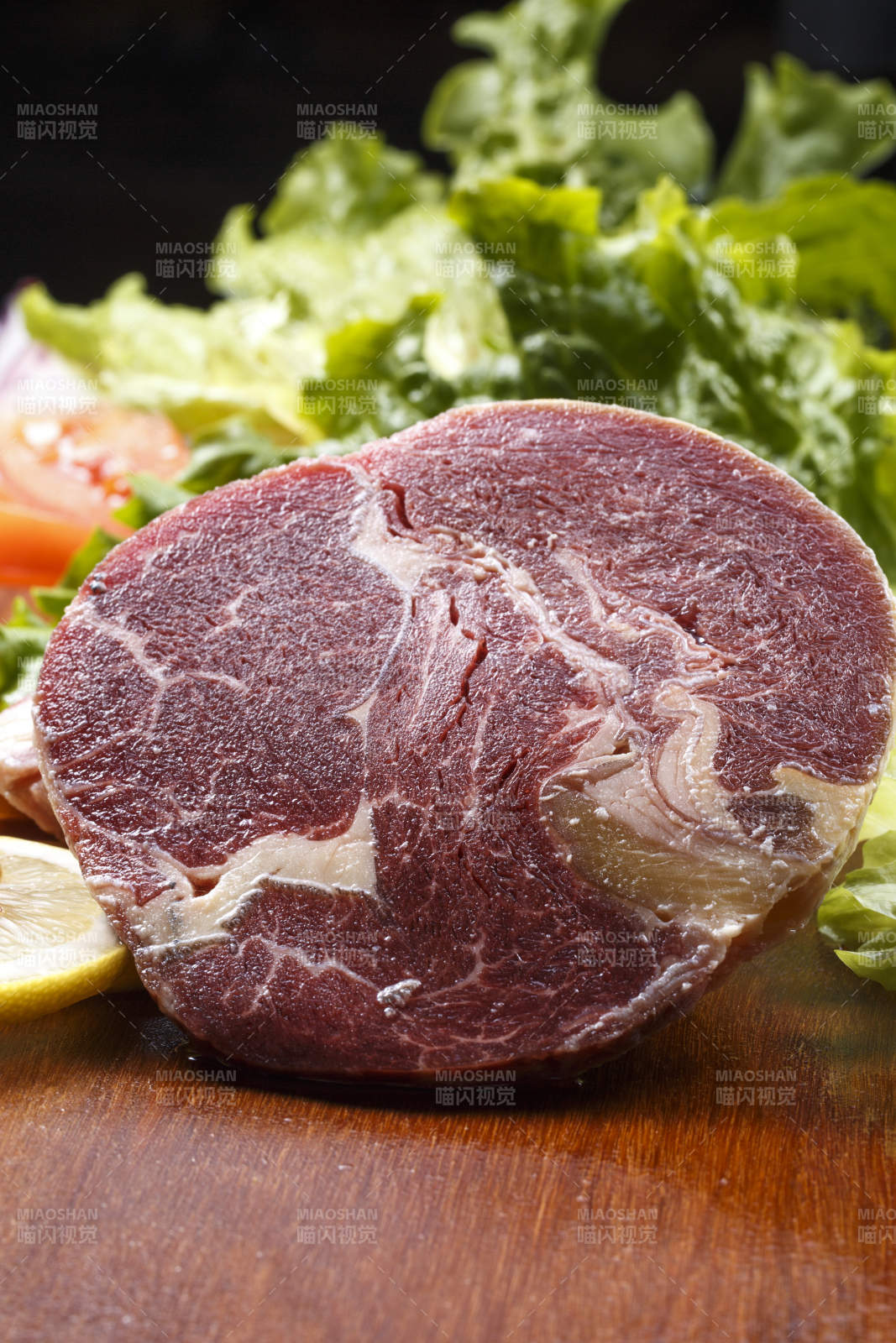 澳洲牛眼肉摆放在木质砧板上