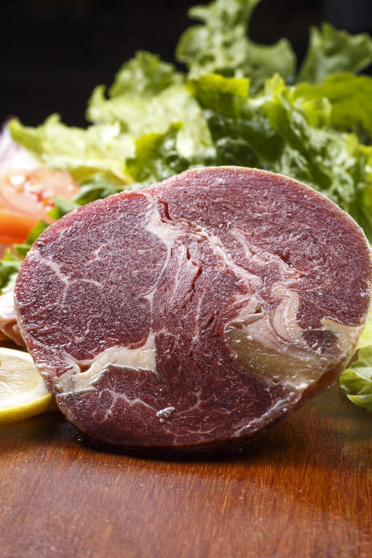 澳洲牛眼肉摆放在木质砧板上