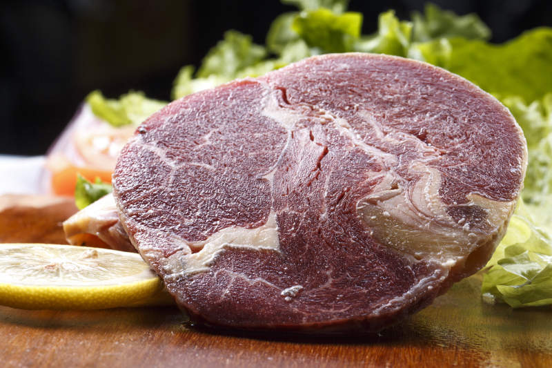 澳洲牛眼肉摆放在木质砧板上