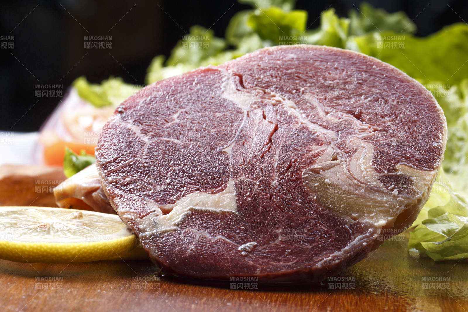 澳洲牛眼肉摆放在木质砧板上