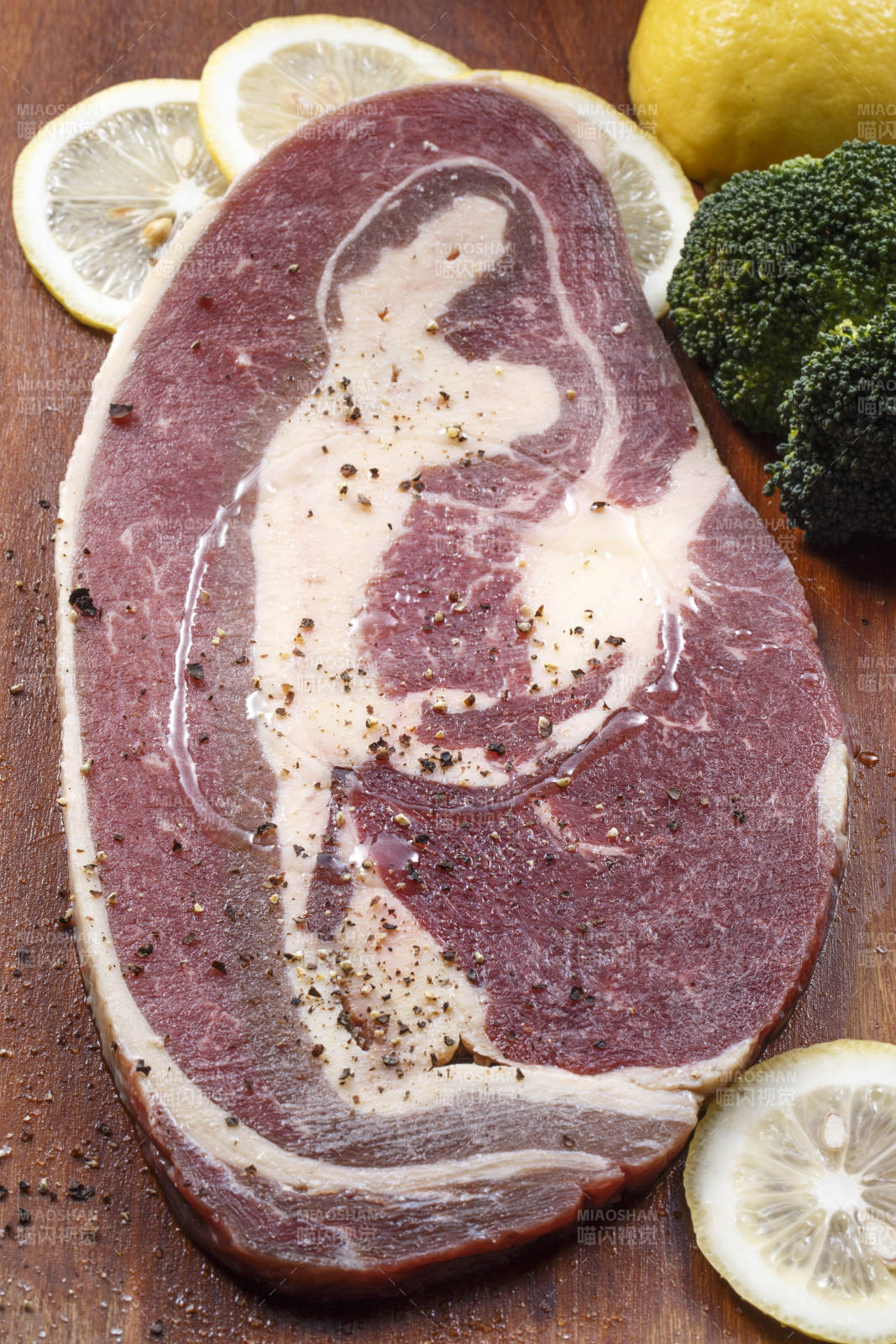 木質砧板上的安格斯牛前胸肉