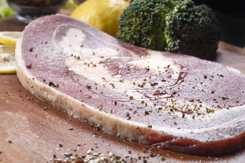 木质砧板上的安格斯牛前胸肉