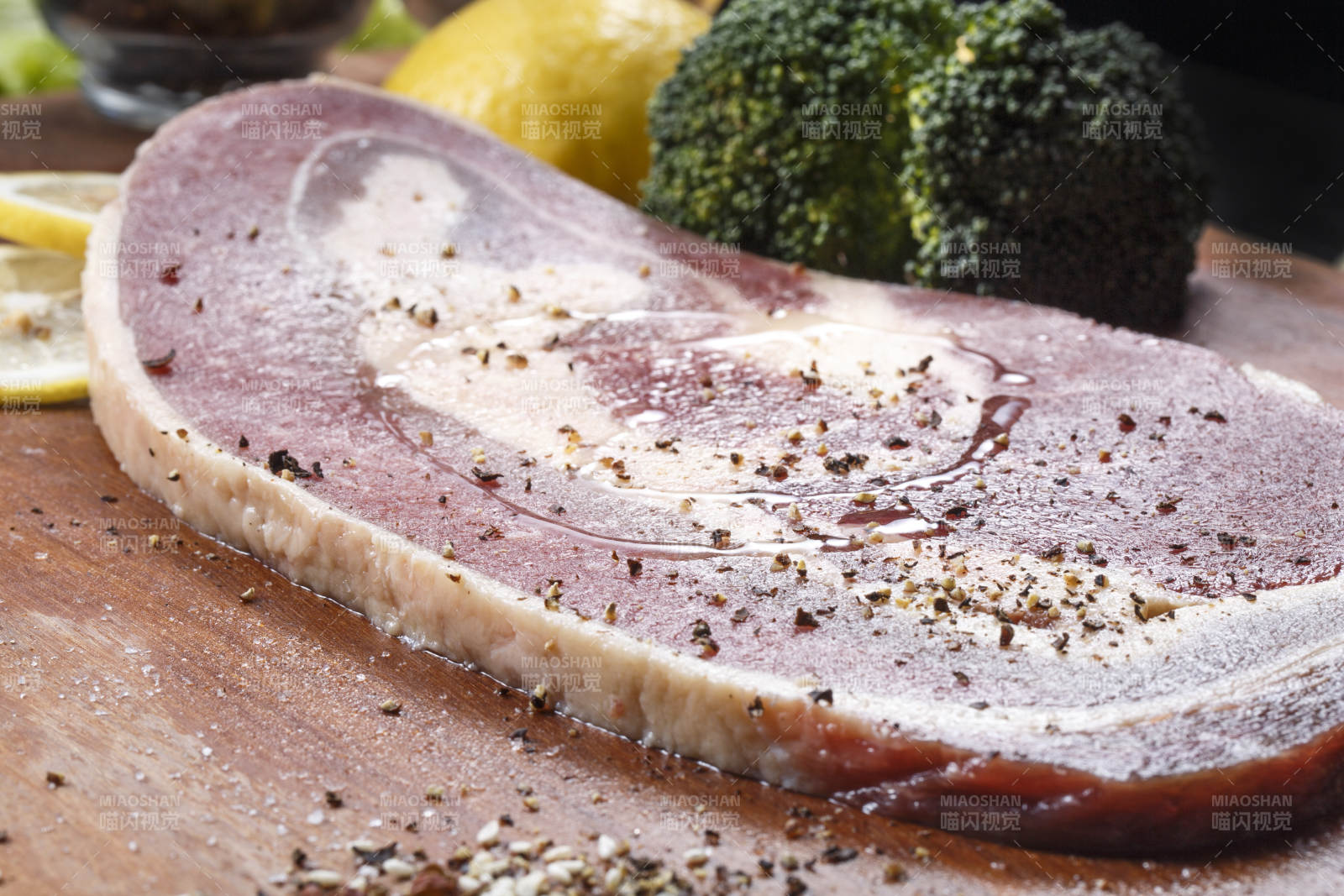 木質砧板上的安格斯牛前胸肉