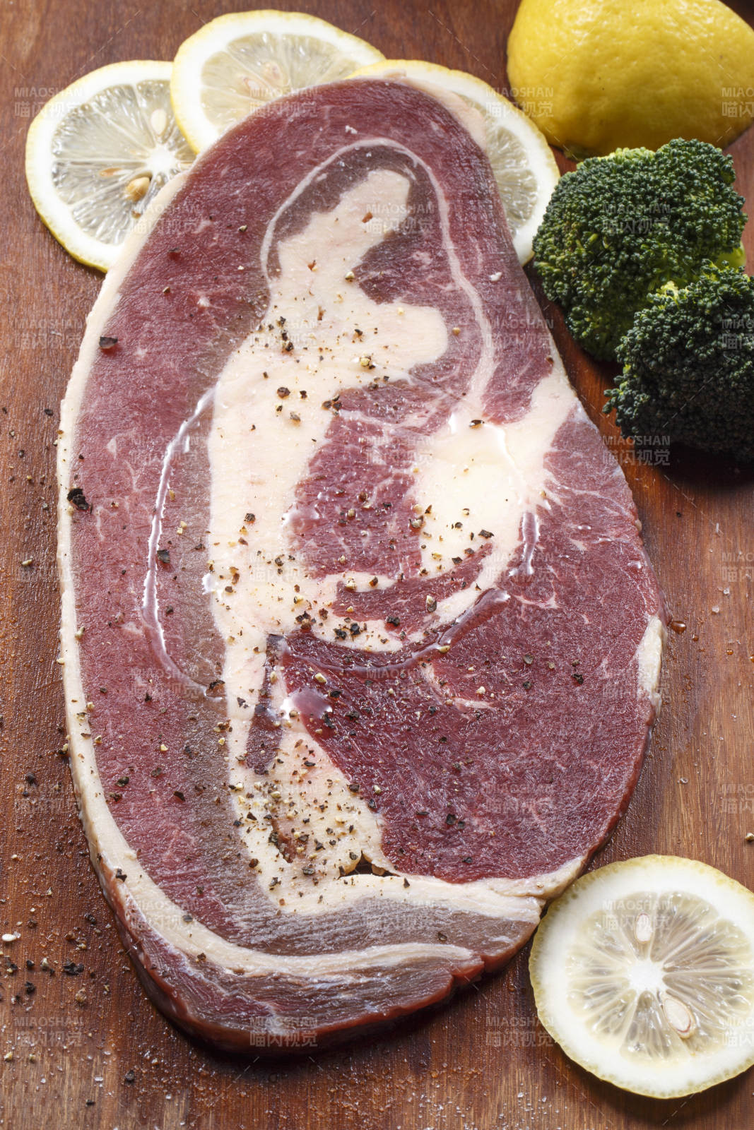 木質砧板上的安格斯牛前胸肉