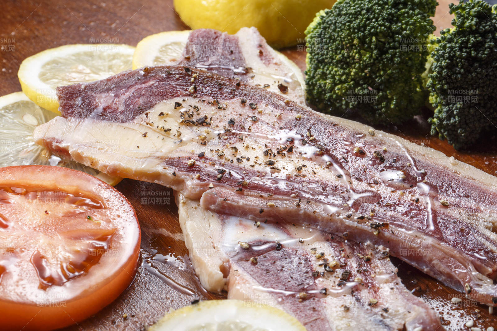 澳洲牛仔骨擺放在木砧板上