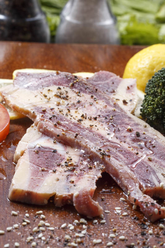 澳洲牛仔骨摆放在木砧板上