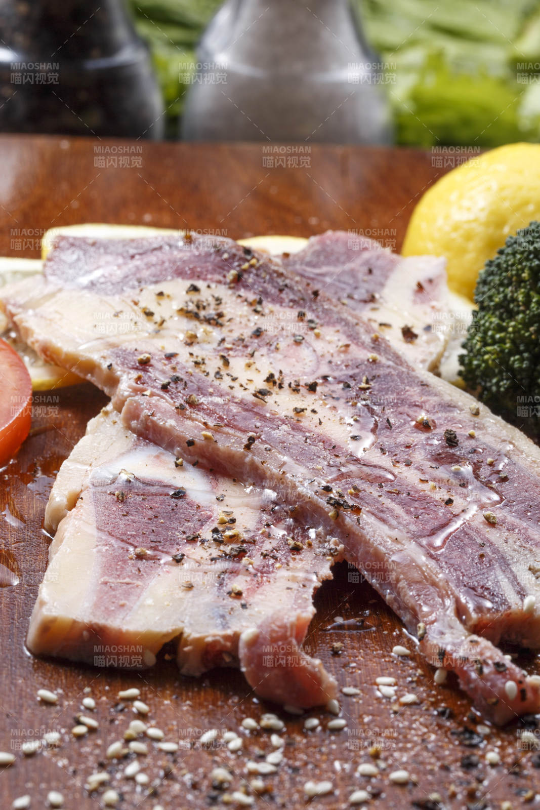 澳洲牛仔骨擺放在木砧板上