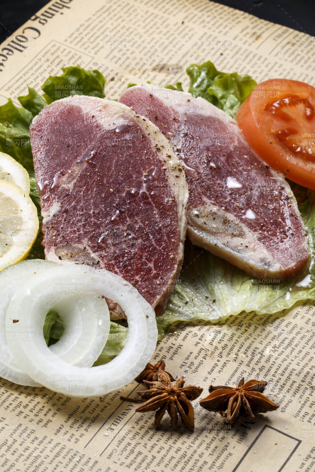 牛肩肉辣椒肉擺放在英文包裝紙上