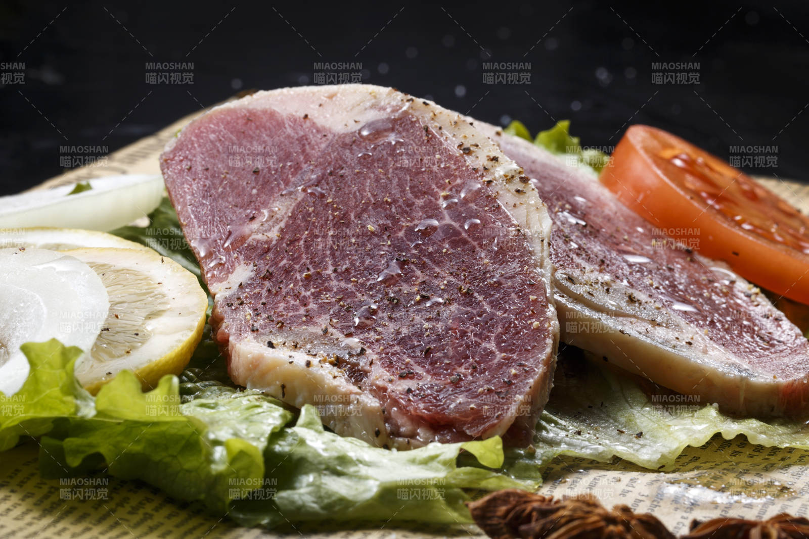 牛肩肉辣椒肉擺放在英文包裝紙上