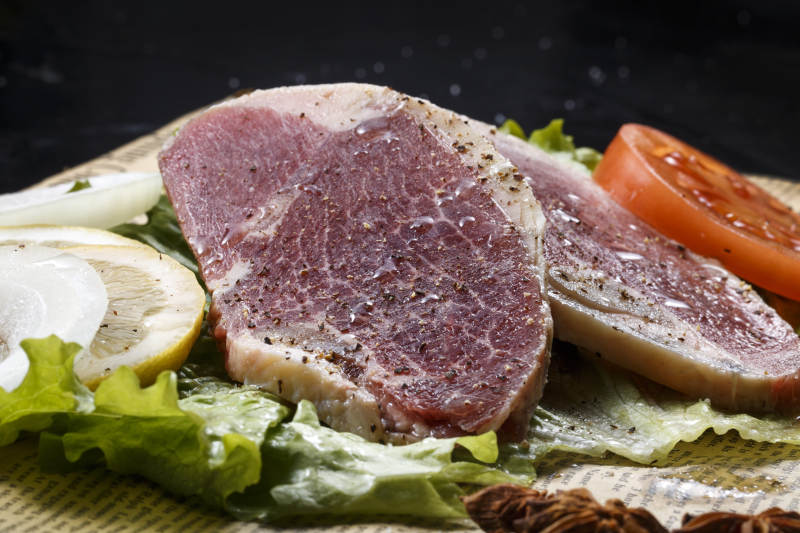 牛肩肉辣椒肉擺放在英文包裝紙上