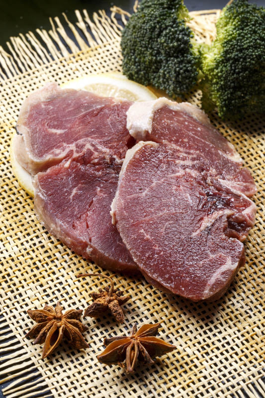 牛外脊肉西冷牛排擺放在黑色背景上