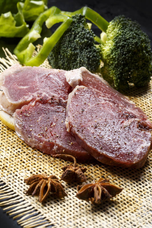 牛外脊肉西冷牛排擺放在黑色背景上