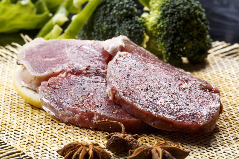 牛外脊肉西冷牛排擺放在黑色背景上