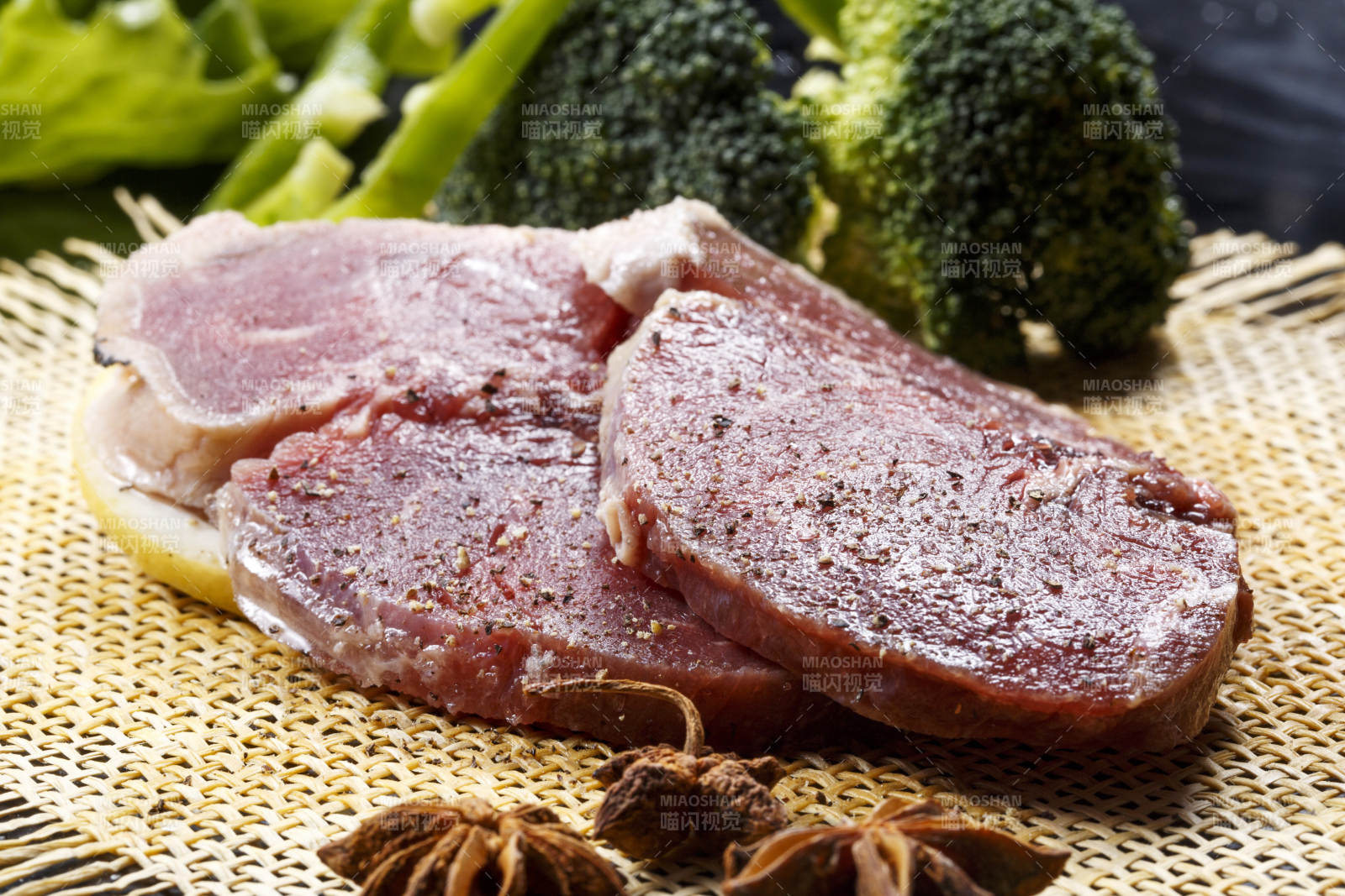 牛外脊肉西冷牛排擺放在黑色背景上