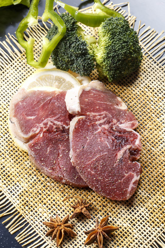 牛外脊肉西冷牛排擺放在黑色背景上