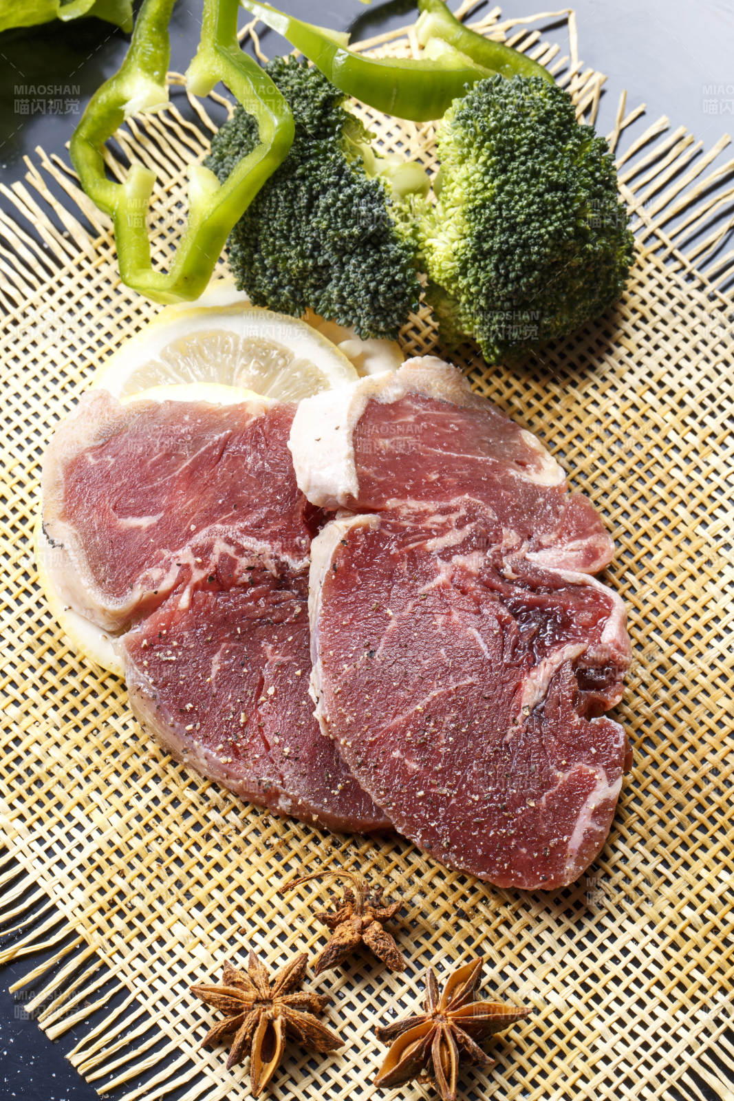 牛外脊肉西冷牛排擺放在黑色背景上