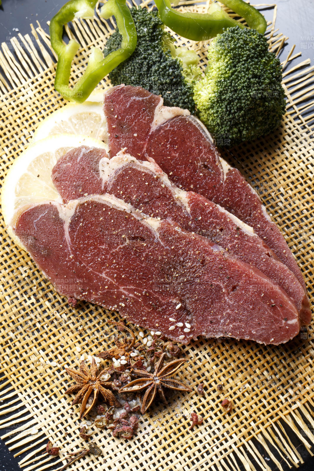 牛里脊菲力牛排摆放在草垫上