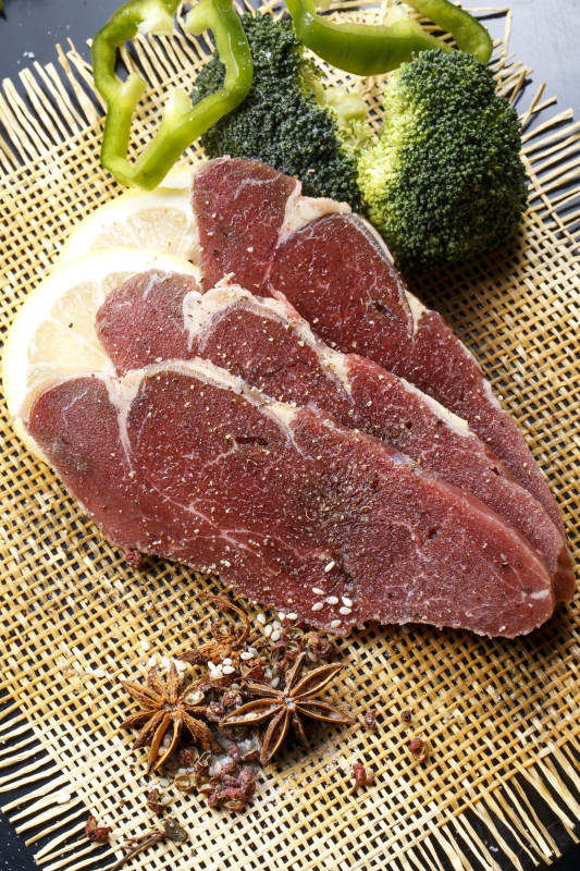 牛里脊菲力牛排摆放在草垫上