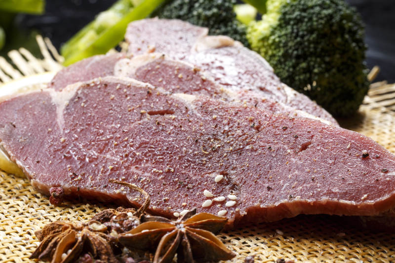 牛里脊菲力牛排摆放在草垫上