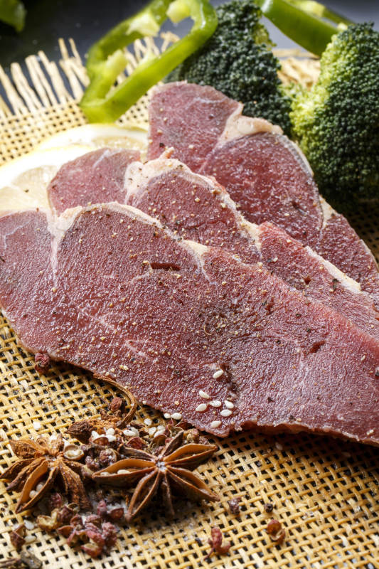 牛里脊菲力牛排摆放在草垫上