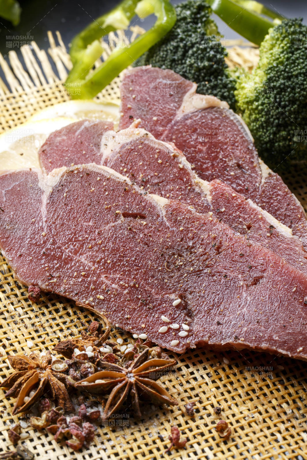 牛里脊菲力牛排摆放在草垫上