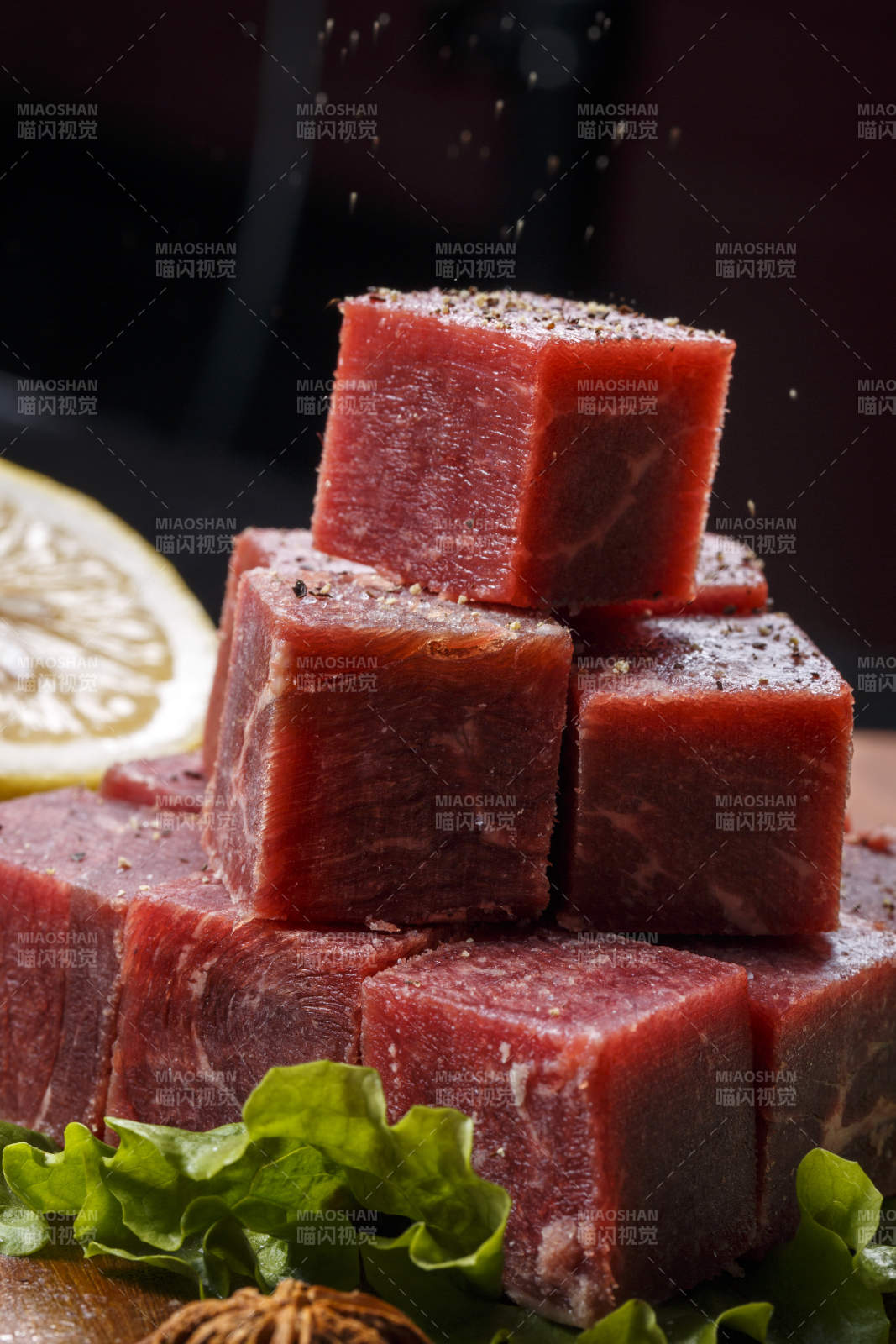 牛腿针扒肉摆放在木质砧板上