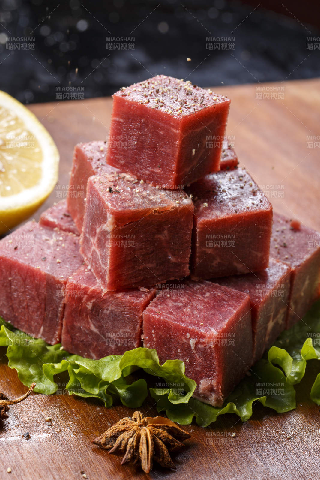 牛腿针扒肉摆放在木质砧板上
